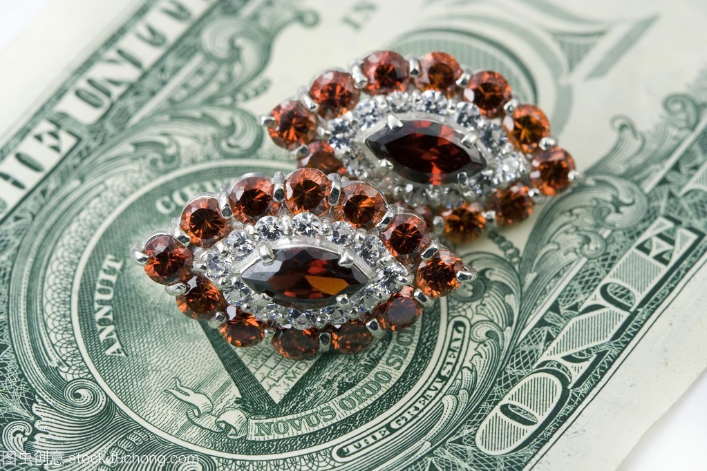 珠寶首飾、金錢與化妝品 現代消費文化的象征與反思